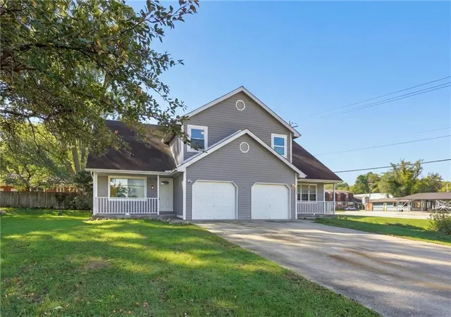 Photo 2 of Multi family home for sale at 307a E Main St, Smithville, MO 64089 | MLS# 2647778 | Listing updated on 2026-10-20