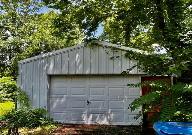 Photo 4 of Single family home for sale at 1327 S Kentucky Ave, Joplin, MO 64801 | MLS# 2647781 | Listing updated on 2026-10-24