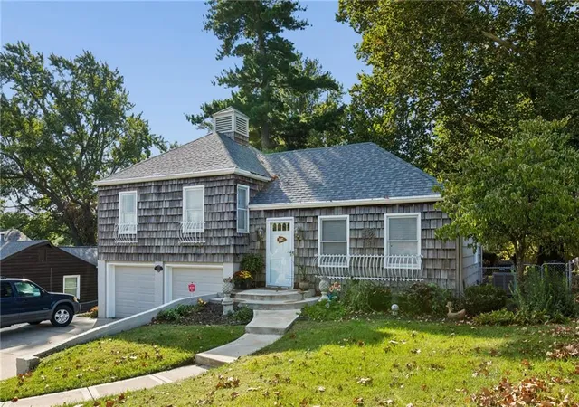 Photo 2 of Single family home for sale at 1513 Ne Englewood Rd, Kansas City, MO 64118 | MLS# 2647805 | Listing updated on 2026-10-20