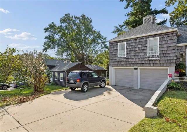 Photo 3 of Single family home for sale at 1513 Ne Englewood Rd, Kansas City, MO 64118 | MLS# 2647805 | Listing updated on 2026-10-20