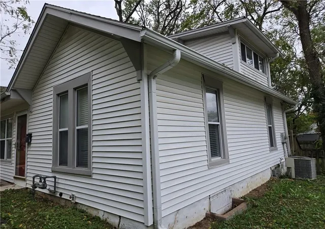 Photo 2 of Single family home for sale at 100 S Willis Ave, Independence, MO 64050 | MLS# 2647810 | Listing updated on 2026-10-22