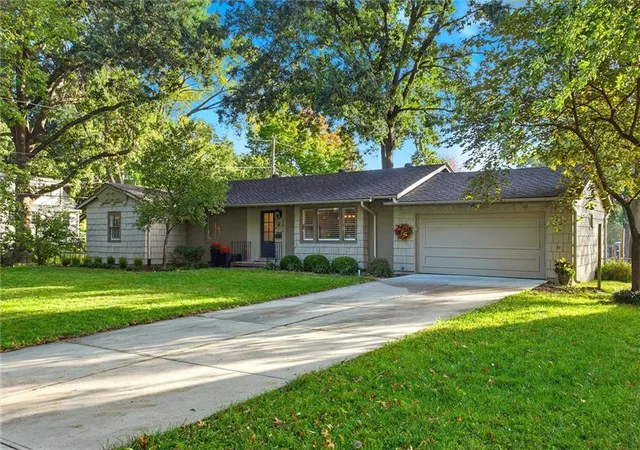 Photo 2 of Sale Pending at 9815 Howe Dr, Leawood, KS 66206 | MLS# 2647815 | Listing updated on 2026-10-23