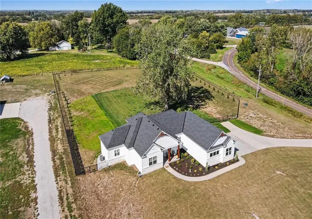 Photo 2 of Single family home for sale at 19920 Ne F Hwy, Smithville, MO 64089 | MLS# 2647817 | Listing updated on 2026-10-22