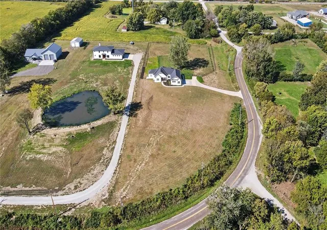 Photo 3 of Single family home for sale at 19920 Ne F Hwy, Smithville, MO 64089 | MLS# 2647817 | Listing updated on 2026-10-22