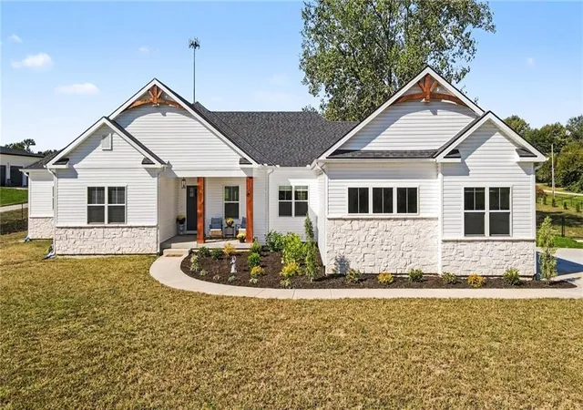 Photo 3 of Single family home for sale at 19920 NE F Hwy, Smithville, MO 64089 | MLS# 2647817 | Listing updated on 2026-10-22