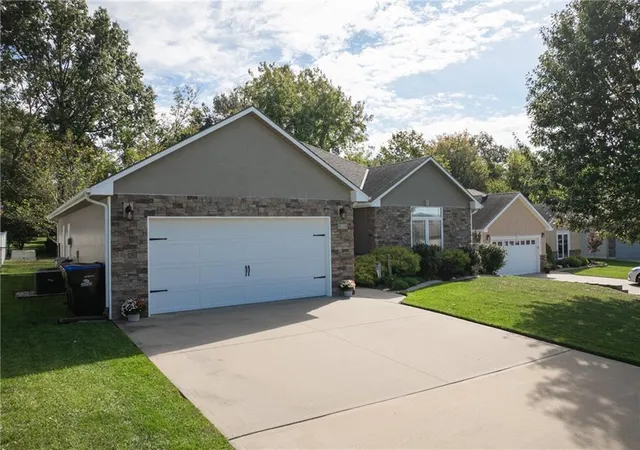 Photo 1 of Single family home for sale at 609 Oakmont Dr, Warrensburg, MO 64093 | MLS# 2647836 | Listing updated on 2026-10-28