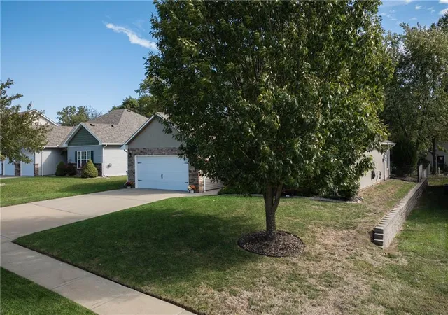 Photo 2 of Single family home for sale at 609 Oakmont Dr, Warrensburg, MO 64093 | MLS# 2647836 | Listing updated on 2026-10-28