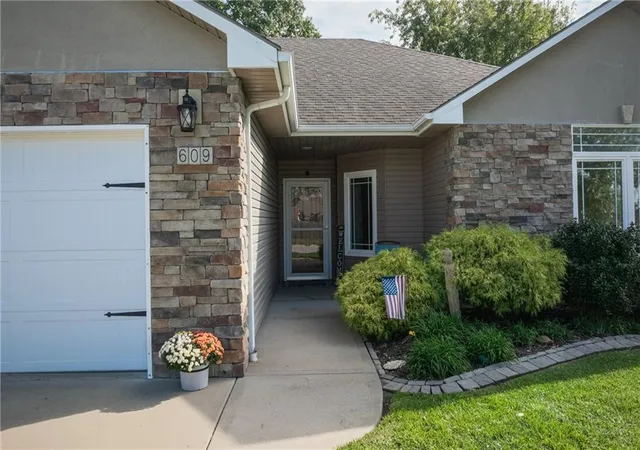 Photo 4 of Single family home for sale at 609 Oakmont Dr, Warrensburg, MO 64093 | MLS# 2647836 | Listing updated on 2026-10-28
