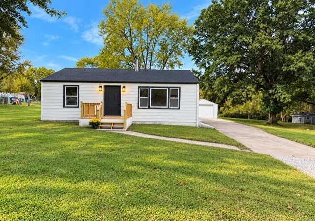 Single family home for sale at 834 S Trl Ridge Dr, Independence, MO 64050 | MLS# 2647866