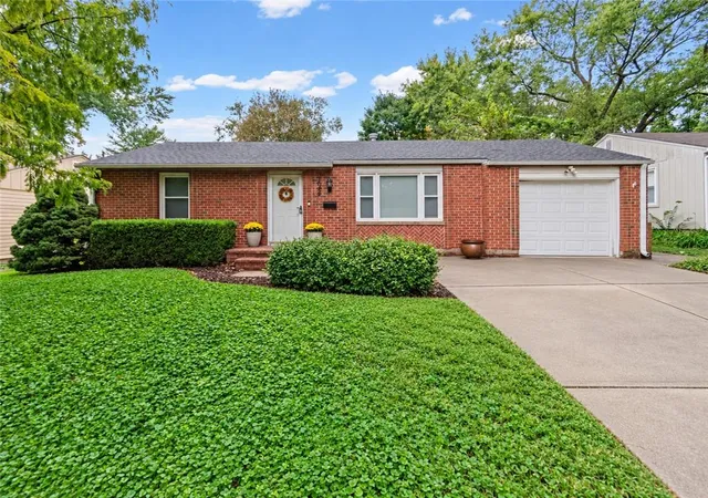 Single family home for sale at 7022 Beverly St, Overland Park, KS 66204 | MLS# 2647868