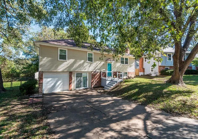 Photo 2 of Single family home for sale at 8401 Arlington Ave, Raytown, MO 64138 | MLS# 2647889 | Listing updated on 2026-10-22