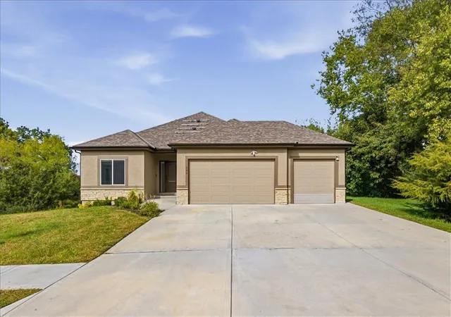Photo 1 of Single family home for sale at 800 Nw Hickory Ridge Dr, Grain Valley, MO 64029 | MLS# 2647894 | Listing updated on 2026-10-22