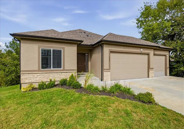 Photo 2 of Single family home for sale at 800 Nw Hickory Ridge Dr, Grain Valley, MO 64029 | MLS# 2647894 | Listing updated on 2026-10-22