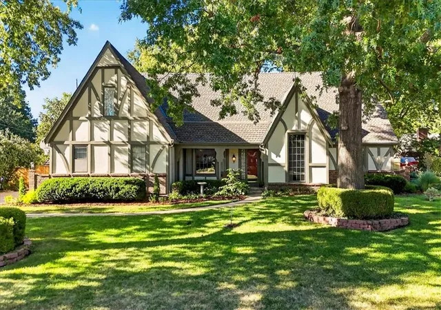Photo 2 of Single family home for sale at 3516 W 101st Terrace, Leawood, KS 66206 | MLS# 2647895 | Listing updated on 2026-10-23