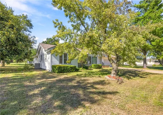 Photo 2 of Single family home for sale at 1220 S State Line Rd, Galena, KS 66739 | MLS# 2647916 | Listing updated on 2026-10-21