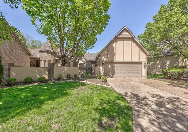 Single family home for sale at 12452 Linden St, Leawood, KS 66209 | MLS# 2647919