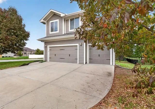 Photo 2 of Single family home for sale at 505 Sw Webster Dr, Blue Springs, MO 64014 | MLS# 2647922 | Listing updated on 2026-10-22