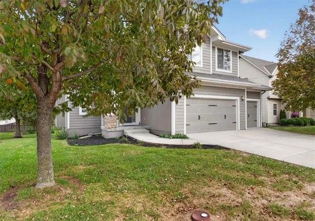 Photo 3 of Single family home for sale at 505 Sw Webster Dr, Blue Springs, MO 64014 | MLS# 2647922 | Listing updated on 2026-10-22