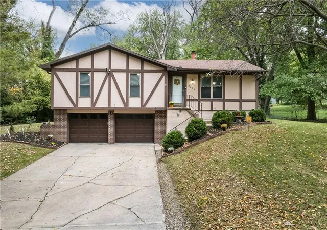 Single family home for sale at 2615 Karnes Rd, Saint Joseph, MO 64505 | MLS# 2647928