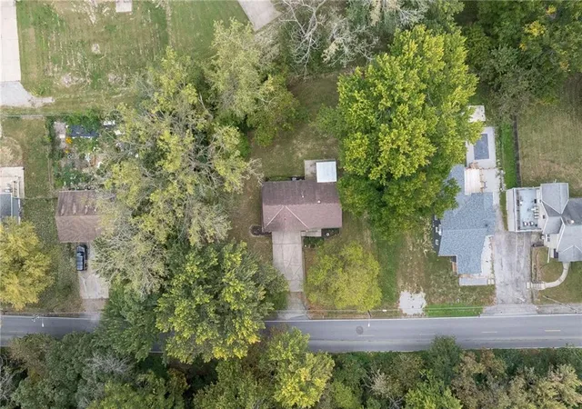 Photo 3 of Single family home for sale at 2615 Karnes Rd, Saint Joseph, MO 64505 | MLS# 2647928 | Listing updated on 2026-10-20