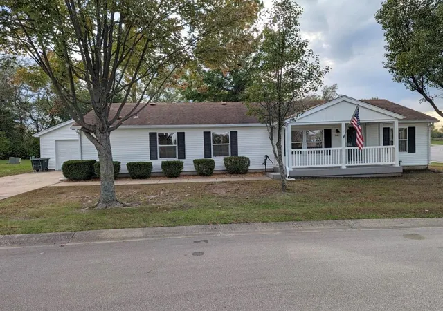 Single family home for sale at 846 NE White Oaks Ln, Oak Grove, MO 64075 | MLS# 2647929
