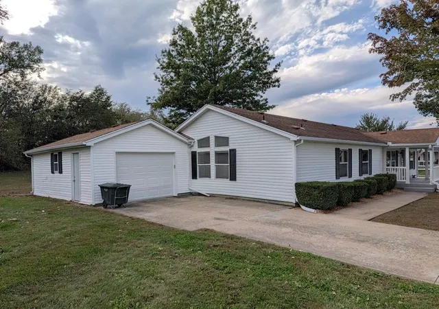 Photo 1 of Single family home for sale at 846 NE White Oaks Ln, Oak Grove, MO 64075 | MLS# 2647929 | Listing updated on 2026-10-20