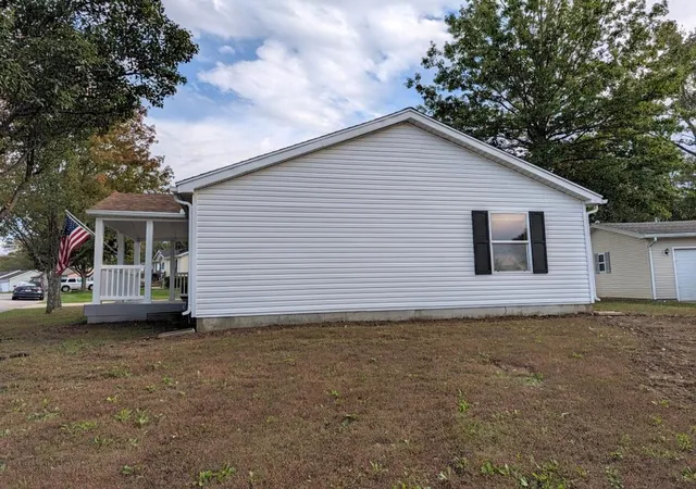 Photo 2 of Single family home for sale at 846 NE White Oaks Ln, Oak Grove, MO 64075 | MLS# 2647929 | Listing updated on 2026-10-20