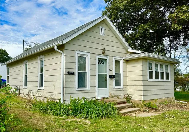 Single family home for sale at 222 S Newton St, Maryville, MO 64468 | MLS# 2647937