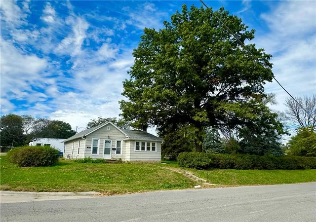 Photo 2 of Single family home for sale at 222 S Newton St, Maryville, MO 64468 | MLS# 2647937 | Listing updated on 2026-10-20