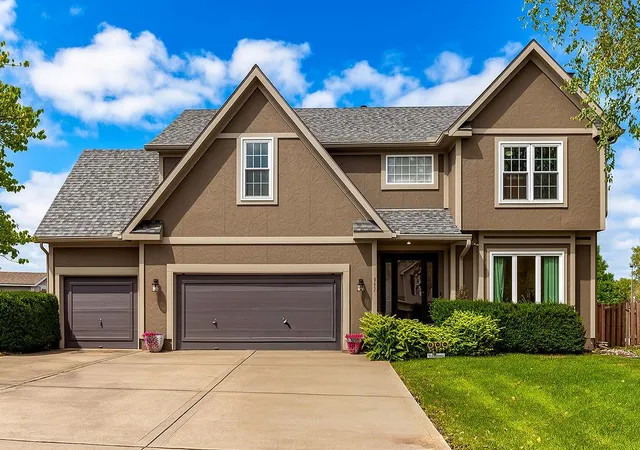 Single family home for sale at 9921 N Highland Pl, Kansas City, MO 64155 | MLS# 2647948