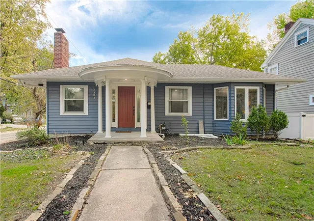 Single family home for sale at 7301 Summit St, Kansas City, MO 64114 | MLS# 2647961