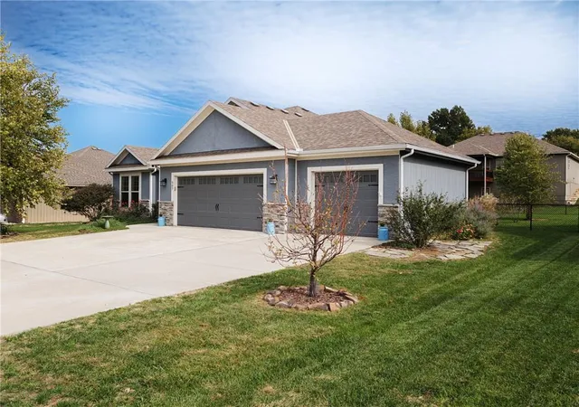 Photo 1 of Sale Pending at 507 SW Russell St, Oak Grove, MO 64075 | MLS# 2647972 | Listing updated on 2026-10-28