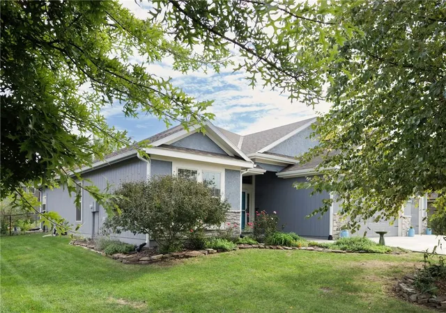 Photo 3 of Sale Pending at 507 SW Russell St, Oak Grove, MO 64075 | MLS# 2647972 | Listing updated on 2026-10-28