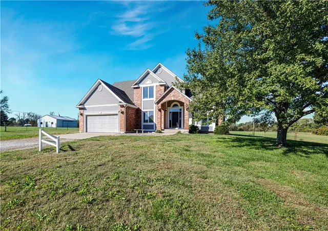 Single family home for sale at 21270 Country Pl Ln, Bucyrus, KS 66013 | MLS# 2647973
