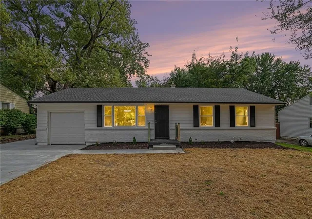 Single family home for sale at 8507 Kentucky Ave, Raytown, MO 64138 | MLS# 2647981