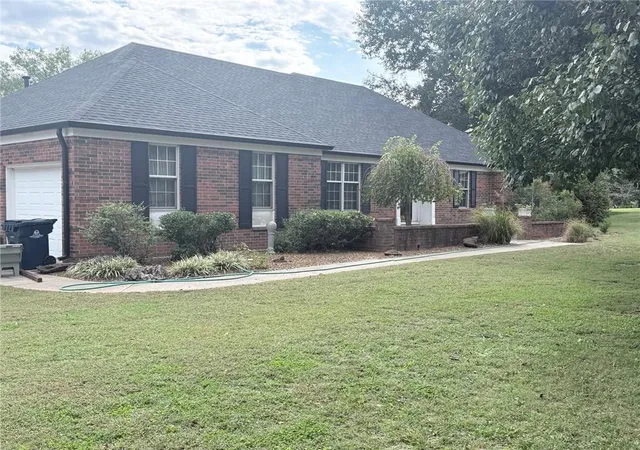 Photo 3 of Single family home for sale at 2604 Country Clb Cir, Independence, KS 67301 | MLS# 2648016 | Listing updated on 2026-10-21