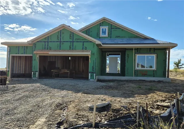 Single family home for sale at 14617 Aspen Cir, Basehor, KS 66007 | MLS# 2648020