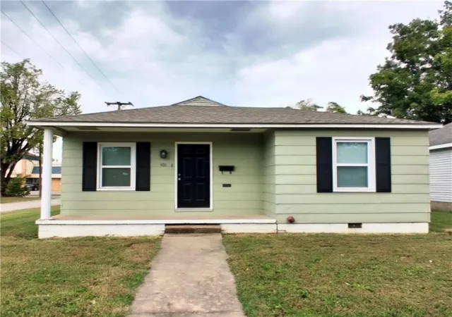 Photo 1 of Single family home for sale at 101 E Park, Pittsburg, KS 66762 | MLS# 2648051 | Listing updated on 2026-10-21