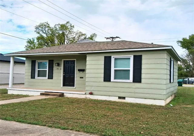 Photo 3 of Single family home for sale at 101 E Park, Pittsburg, KS 66762 | MLS# 2648051 | Listing updated on 2026-10-21
