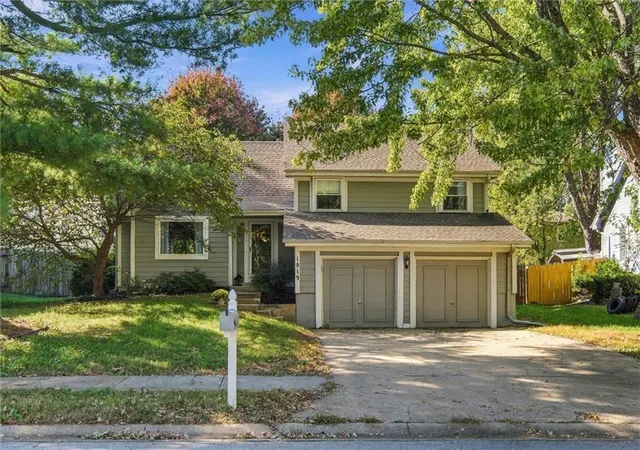 Photo 1 of Single family home for sale at 1819 S Stagecoach Dr, Olathe, KS 66062 | MLS# 2648065 | Listing updated on 2026-10-23