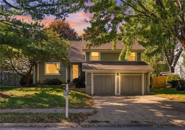 Photo 2 of Single family home for sale at 1819 S Stagecoach Dr, Olathe, KS 66062 | MLS# 2648065 | Listing updated on 2026-10-23