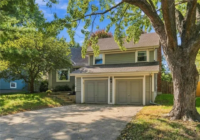 Photo 3 of Single family home for sale at 1819 S Stagecoach Dr, Olathe, KS 66062 | MLS# 2648065 | Listing updated on 2026-10-23