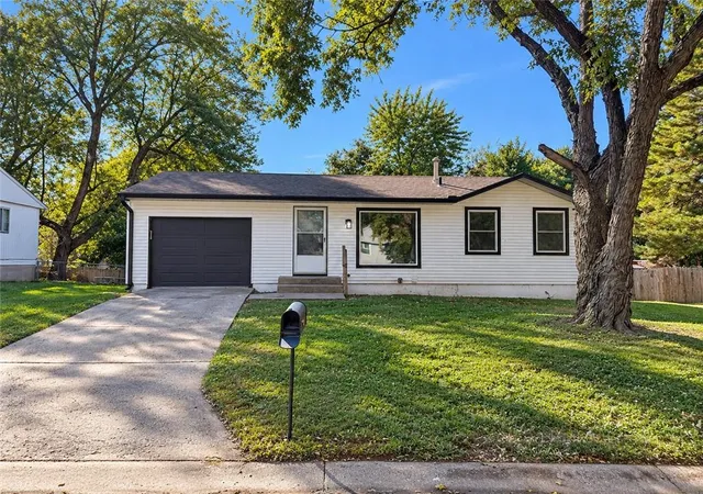 Single family home for sale at 18813 Powahatan Ct W, Independence, MO 64056 | MLS# 2648066