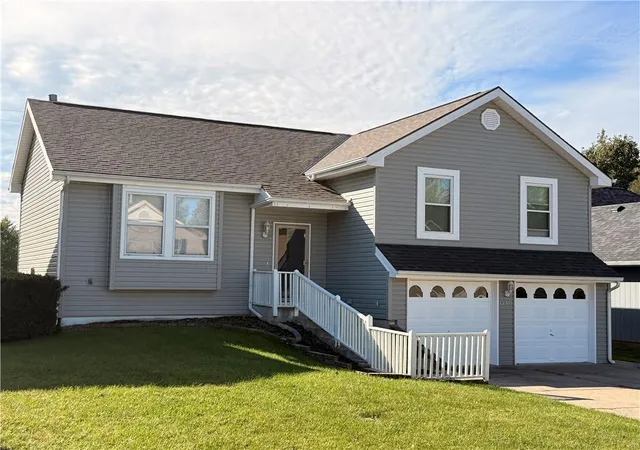 Photo 2 of Single family home for sale at 905 Village St, Leavenworth, KS 66048 | MLS# 2648069 | Listing updated on 2026-10-23