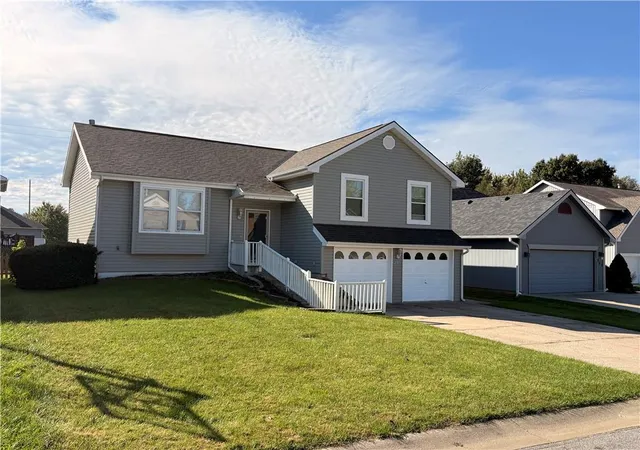 Photo 3 of Single family home for sale at 905 Village St, Leavenworth, KS 66048 | MLS# 2648069 | Listing updated on 2026-10-23