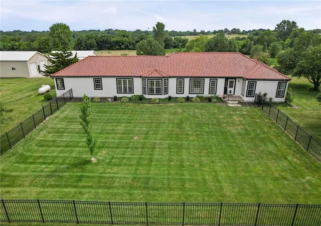 Single family home for sale at 1005 W Main St, Cleveland, MO 64734 | MLS# 2648070