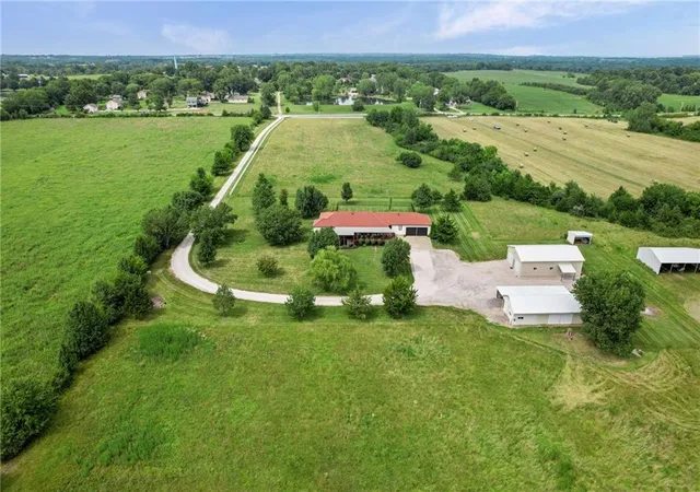 Photo 4 of Single family home for sale at 1005 W Main St, Cleveland, MO 64734 | MLS# 2648070 | Listing updated on 2026-10-24