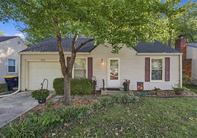 Single family home for sale at 7709 Oak St, Kansas City, MO 64114 | MLS# 2648071