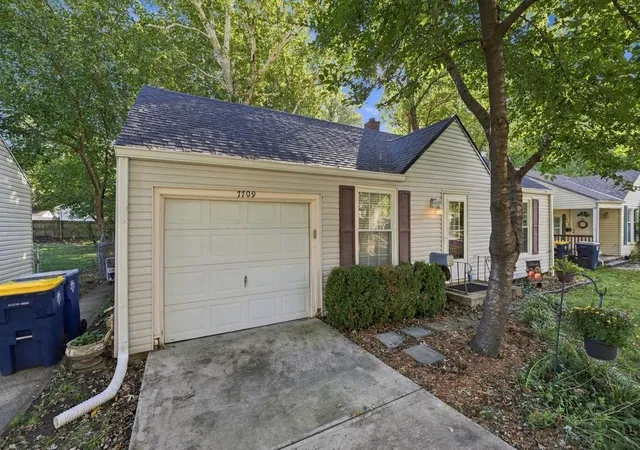 Photo 2 of Single family home for sale at 7709 Oak St, Kansas City, MO 64114 | MLS# 2648071 | Listing updated on 2026-10-29