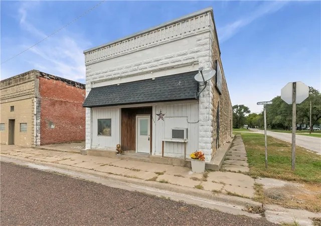 Photo 3 of Single family home for sale at 126 E Central St, Richmond, KS 66080 | MLS# 2648076 | Listing updated on 2026-10-22
